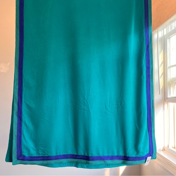 Beautiful table runner, NWT, deep turquoise - Picture 3 of 6